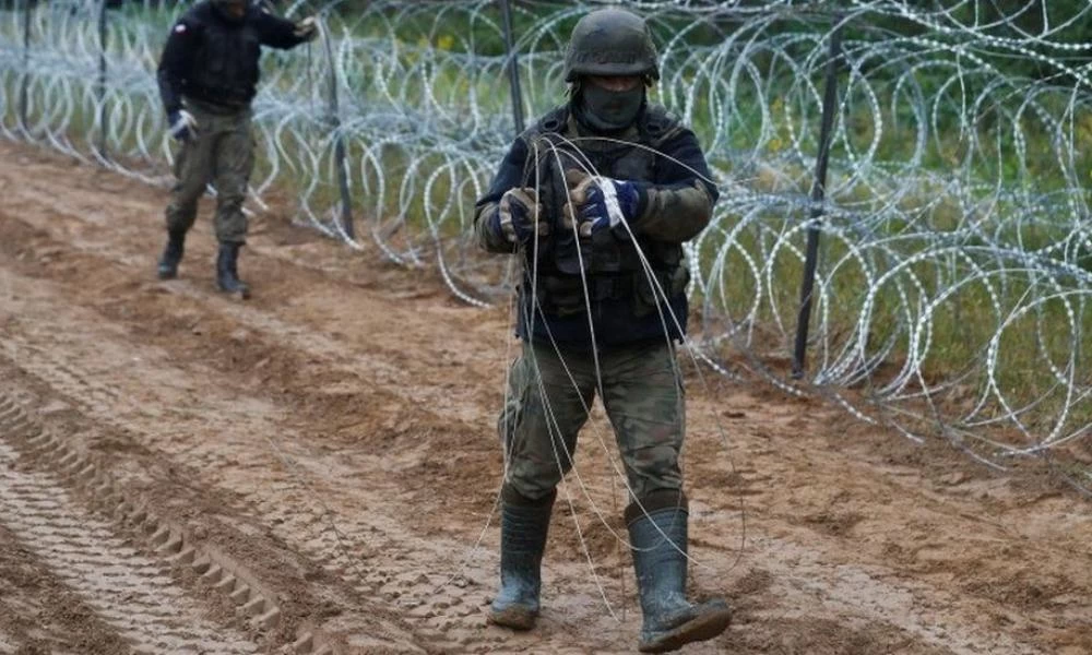 «Υβριδικός πόλεμος» με συνταγή Έβρου! Τείχος 100 χιλιομέτρων χτίζει η Πολωνία στα ανατολικά σύνορα της ΕΕ
